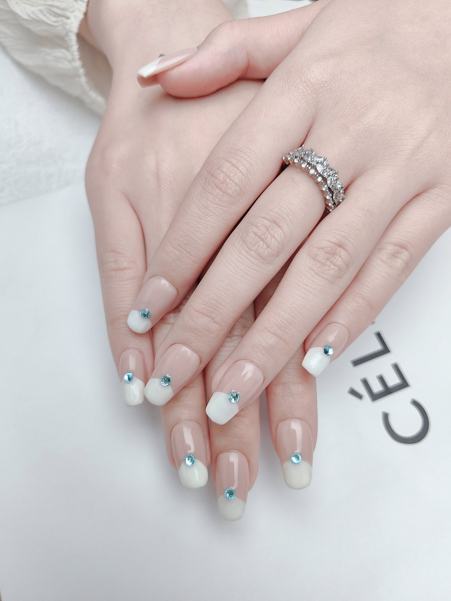 White press on nails